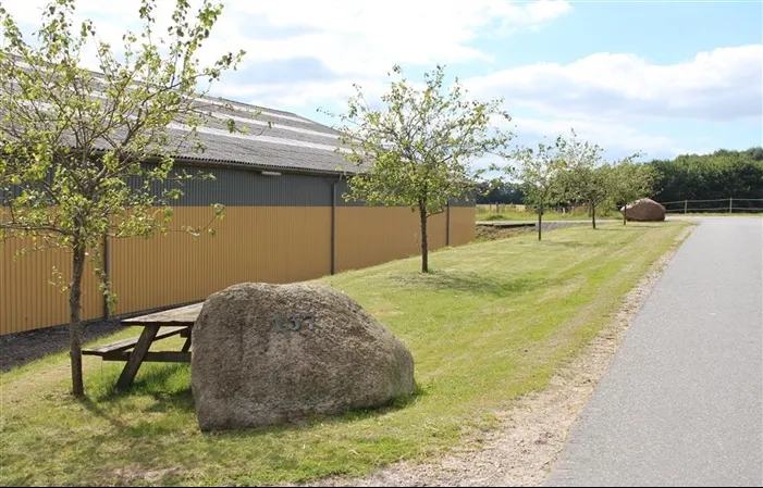 Staldbygning med stenfacade