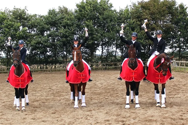 Ryttere fra Kirstinelund i formel opvisning med røde kjoler