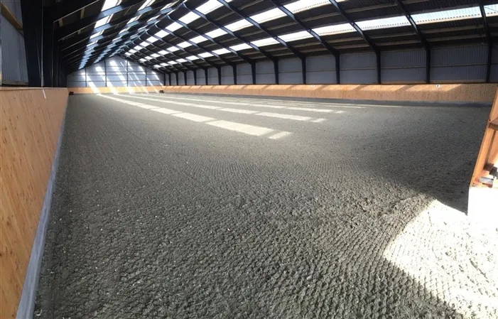 Ridehal med professionel bund