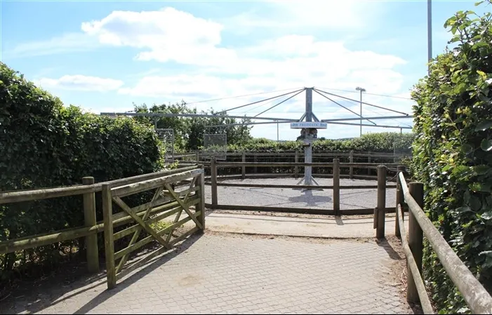 Indgang til rideområdet