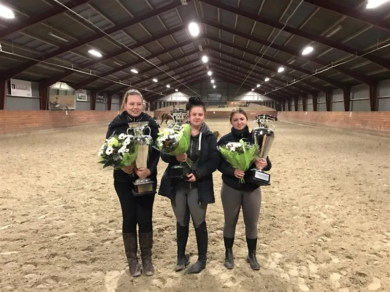 Vindere fra Kirstinelund indendørs med kranse